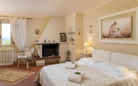 Villa L'elsa Beautiful Country Home With View: Möbel, Interior Design, Bett, Wand, Schlafzimmer, Flooring, Fussboden, Linens, Decke, Bettdecke