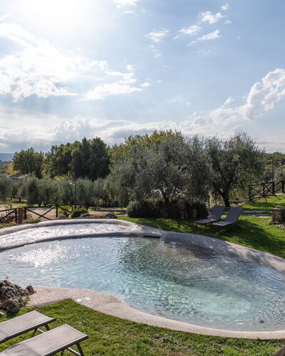 Villa L'elsa Beautiful Country Home With View: Schwimmbad, Water Feature, Garten, Reflexion, Landscaping, Teich, Gartenmöbel, Resort, Hinterhof, Hazienda