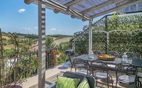 Casamia Sky-High Panoramic Retreat: Penthouse with: Gartenmöbel, Schatten, Stuhl, Garten, Balkon, Eco Hotel, Tisch Im Freien, Garten, Terrasse, Outdoor Struktur