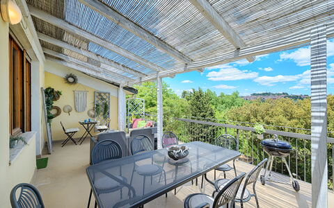 Casamia Sky-High Panoramic Retreat: Penthouse with: Möbel, Stuhl, Gartenmöbel, Veranda, Tabelle, Tisch Im Freien, Schatten, Küche & Esszimmer Tisch, Balkon, Deck