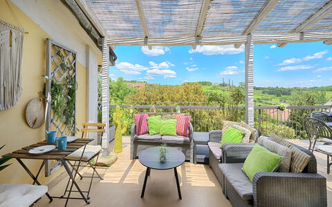 Casamia Sky-High Panoramic Retreat: Penthouse with: Möbel, Stuhl, Gartenmöbel, Tabelle, Tisch Im Freien, Küche & Esszimmer Tisch, Veranda, Terrasse, Balkon, Schatten