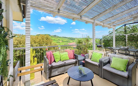 Casamia Sky-High Panoramic Retreat: Penthouse with: Möbel, Gartenmöbel, Stuhl, Tabelle, Veranda, Tisch Im Freien, Eco Hotel, Schatten, Garten, Balkon