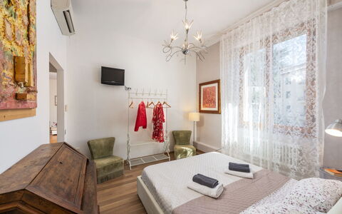 Casamia Sky-High Panoramic Retreat: Penthouse with: Interior Design, Möbel, Flooring, Fussboden, Schlafzimmer, Textil, Zimmer, Decke, Bett, Beleuchtung