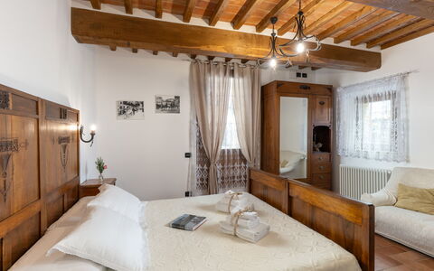 Capanna di Elfo: Möbel, Bett, Schlafzimmer, Interior Design, Wand, Bedding, Bettdecke, Holz, Flooring, Fussboden