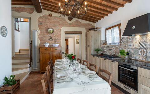 Capanna di Elfo: Möbel, Interior Design, Flooring, Holz, Decke, Light Fixture, Tabelle, Küche, Fussboden, Zuhause