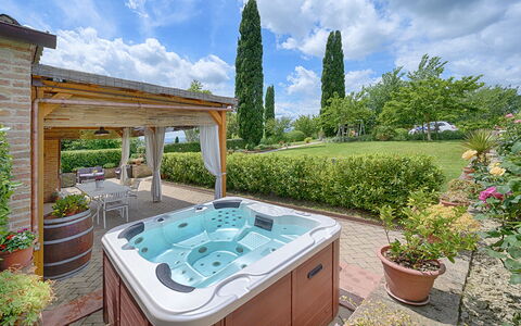 Capanna di Elfo: Schwimmbad, Armatur, Badewanne, Resort, Möbel, Blumentopf, Freizeit, Zimmerpflanze, Jacuzzi