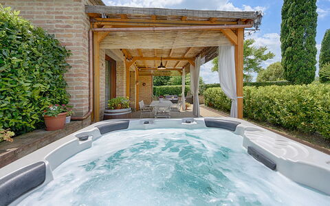 Capanna di Elfo: Schwimmbad, Resort, Möbel, Blumentopf, Eco Hotel, Freizeit, Zimmerpflanze, Gartenmöbel, Badewanne