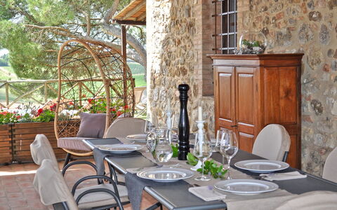 Capanna al Lago, Chianti Heritage with Vineyards V: Möbel, Tabelle, Stuhl, Küche & Esszimmer Tisch, Geschirr, Interior Design, Esszimmer, Tisch Im Freien, Gartenmöbel, Blumentopf