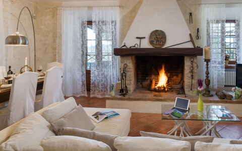 Capanna al Lago, Chianti Heritage with Vineyards V: Möbel, Interior Design, Flooring, Holz, Fussboden, Zimmer, Wohnzimmer, Beleuchtung, Decke, Feuerstelle