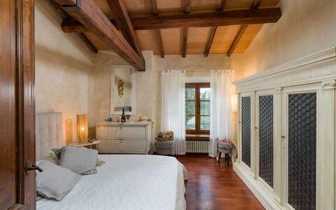 Capanna al Lago, Chianti Heritage with Vineyards V: Möbel, Interior Design, Bett, Flooring, Schlafzimmer, Fussboden, Wand, Holz, Decke, Zimmer