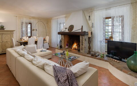 Capanna al Lago, Chianti Heritage with Vineyards V: Möbel, Interior Design, Flooring, Holz, Couch, Fussboden, Wohnzimmer, Zimmer, Tabelle, Stuhl