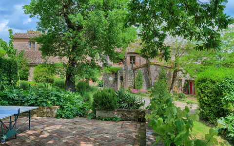 Podere Lorena, 13Th-Century Farmhouse in the Monta: Strauch, Garten, Hinterhof, Ground, Frühling, Hütte, Landscaping, Backstein, Garten