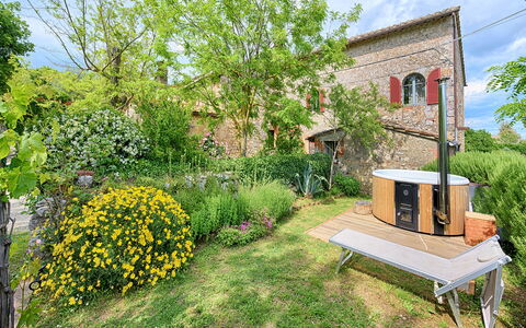 Podere Lorena, 13Th-Century Farmhouse in the Monta: Garten, Strauch, Grundstueck, Hinterhof, Rasen, Garten, Landscaping, Schatten, Gartenbauten, Outdoor Struktur