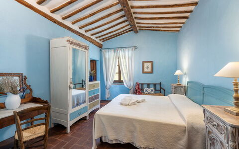 Podere Lorena, 13Th-Century Farmhouse in the Monta: Möbel, Bett, Schlafzimmer, Flooring, Interior Design, Fussboden, Textil, Bedding, Bettdecke, Linens