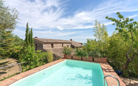 Podere Lorena, 13Th-Century Farmhouse in the Monta: Blau, Die Architektur, Schwimmbad, Verbundwerkstoff, Estate, Hazienda, Villa, Bauernhaus, Hof, Hinterhof