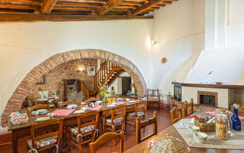 Podere Lorena, 13Th-Century Farmhouse in the Monta: Möbel, Wand, Holz, Tabelle, Interior Design, Küche & Esszimmer Tisch, Flooring, Decke, Esszimmer, Stuhl