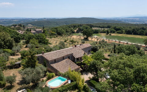 Podere Lorena, 13Th-Century Farmhouse in the Monta: Baum, Vegetation, Haus, Wohngebiet, Landschaft, Dach, Zuhause, Ländliches Gebiet, Grundstueck