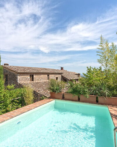 Podere Lorena, 13Th-Century Farmhouse in the Monta: Blau, Die Architektur, Schwimmbad, Verbundwerkstoff, Estate, Hazienda, Villa, Bauernhaus, Hof, Hinterhof