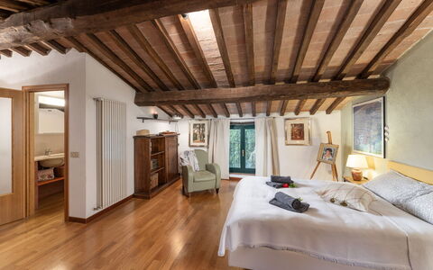 Casale del Timignano, Private Villa with Huge Gard: Möbel, Interior Design, Bett, Schlafzimmer, Wand, Flooring, Decke, Holz, Fussboden, Zimmer