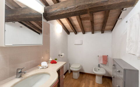 Casale del Timignano, Private Villa with Huge Gard: Wand, Armatur, Flooring, Sinken, Badezimmer, Fussboden, Interior Design, Decke, Bad Sink, Zapfhahn