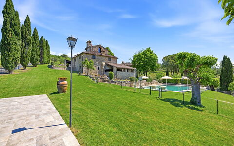 Dimora Chianti Shire: Stunning Tuscan Villa on Vin: Estate, Schwimmbad, Garten, Landscaping, Villa, Villa, Rasen, Hazienda, Garten, Bauernhaus