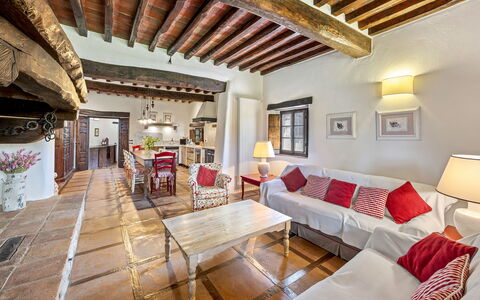 Dimora Chianti Shire: Stunning Tuscan Villa on Vin: Flooring, Fussboden, Möbel, Interior Design, Decke, Wohnzimmer, Couch, Zimmer, Stuhl