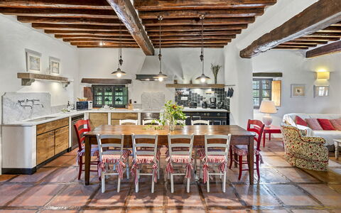Dimora Chianti Shire: Stunning Tuscan Villa on Vin: Möbel, Interior Design, Flooring, Holz, Decke, Fussboden, Tabelle, Stuhl, Küche, Beleuchtung