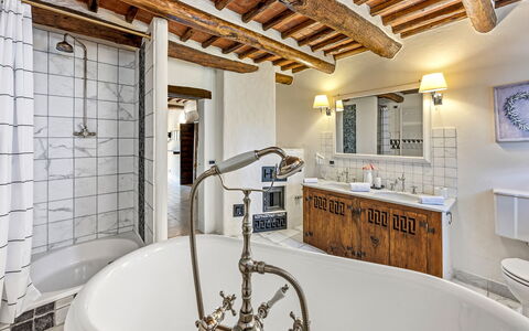 Dimora Chianti Shire: Stunning Tuscan Villa on Vin: Armatur, Zuhause, Zapfhahn, Installation, Light Fixture, Badezimmer, Sinken, Hotel, Cabinetry