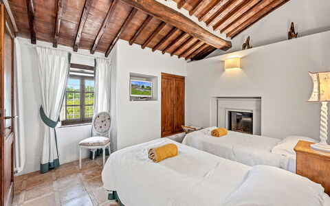 Dimora Chianti Shire: Stunning Tuscan Villa on Vin: Zuhause, Möbel, Haus, Bett, Schlafzimmer, Wohnung, Resort, Villa, Hotel, Estate