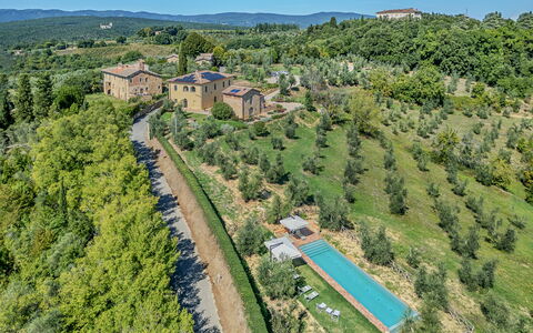 Villa del Mangia - Luxury Villa with Infinity Pool: Baum, Landschaft, Die Architektur, Haus, Zuhause, Estate, Ländliches Gebiet, Wohngebiet, Grundstueck