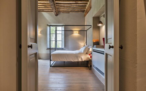 Villa del Mangia - Luxury Villa with Infinity Pool: Wand, Interior Design, Möbel, Flooring, Decke, Holz, Fussboden, Schlafzimmer, Bett, Beleuchtung