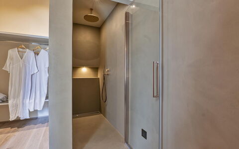 Villa del Mangia - Luxury Villa with Infinity Pool: Flooring, Fussboden, Interior Design, Armatur, Decke, Beleuchtung, Badezimmer, Zimmer, Installation, Tür