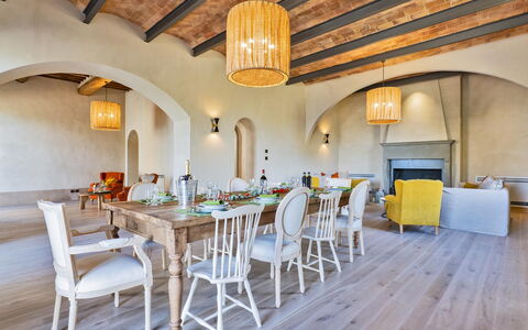 Villa del Mangia - Luxury Villa with Infinity Pool: Möbel, Interior Design, Flooring, Wand, Tabelle, Fussboden, Holz, Decke, Stuhl, Esszimmer
