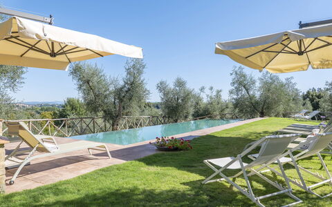 Villa del Mangia - Luxury Villa with Infinity Pool: Blau, Schwimmbad, Gartenmöbel, Stuhl, Sonnenliege, Landscaping, Villa, Eco Hotel, Resort, Plantage