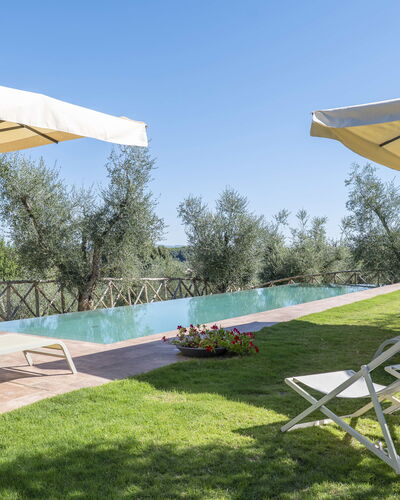 Villa del Mangia - Luxury Villa with Infinity Pool: Blau, Schwimmbad, Gartenmöbel, Stuhl, Sonnenliege, Landscaping, Villa, Eco Hotel, Resort, Plantage
