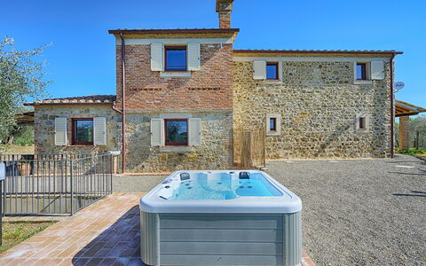 Villa Marielena Chianti Farmhouse with Hot Tub: Schwimmbad, Armatur, Badewanne, Resort, Design, Hof, Water Feature, Thermae, Jacuzzi