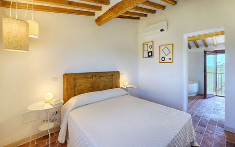 Villa Marielena Chianti Farmhouse with Hot Tub: Wand, Interior Design, Schlafzimmer, Flooring, Zuhause, Fussboden, Bett, Decke, Möbel, Zimmer