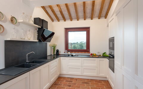 Villa Marielena Chianti Farmhouse with Hot Tub: Küche, Countertop, Interior Design, Flooring, Küchengerät, Cabinetry, Holz, Möbel, Fussboden, Zuhause