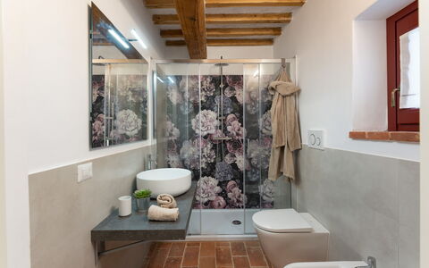 Villa Marielena Chianti Farmhouse with Hot Tub: Armatur, Interior Design, Flooring, Badezimmer, Fussboden, Sinken, Zapfhahn, Bad Sink, Installation, Zuhause
