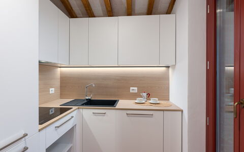 Villa Marielena Chianti Farmhouse with Hot Tub: Wand, Küche, Holz, Interior Design, Countertop, Flooring, Küchengerät, Cabinetry, Fussboden, Major Appliance