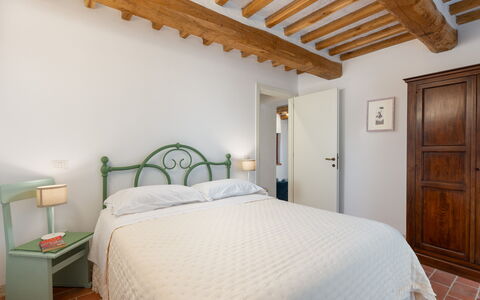 Villa Marielena Chianti Farmhouse with Hot Tub: Wand, Schlafzimmer, Möbel, Bett, Interior Design, Decke, Fussboden, Flooring, Bedding, Bettdecke