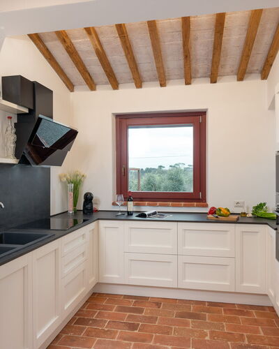 Villa Marielena Chianti Farmhouse with Hot Tub: Küche, Countertop, Interior Design, Flooring, Küchengerät, Cabinetry, Holz, Möbel, Fussboden, Zuhause