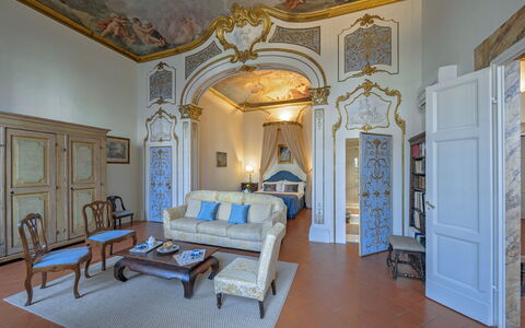 Elegant Suite: Exclusive Florence Apartment with V: Interior Design, Möbel, Decke, Flooring, Zimmer, Fussboden, Schlafzimmer, Stuhl, Wohnzimmer, Formen