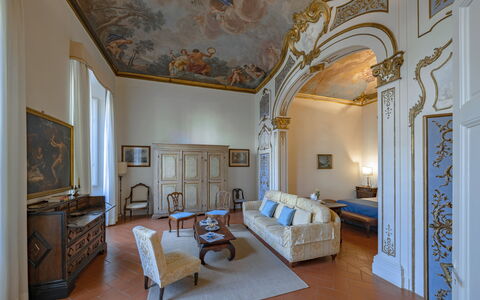 Elegant Suite: Exclusive Florence Apartment with V: Möbel, Interior Design, Flooring, Fussboden, Decke, Beleuchtung, Zimmer, Wohnzimmer, Stuhl, Bilderrahmen
