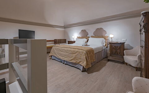 Elegant Suite: Exclusive Florence Apartment with V: Möbel, Interior Design, Flooring, Fussboden, Schlafzimmer, Bett, Decke, Beleuchtung, Zimmer, Bedding