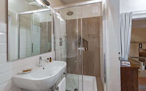 Elegant Suite: Exclusive Florence Apartment with V: Badezimmer, Armatur, Interior Design, Flooring, Fussboden, Sinken, Installation, Zimmer, Decke, Zapfhahn