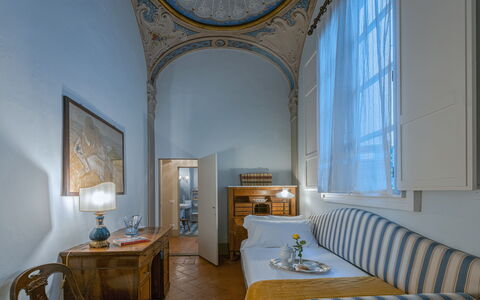 Elegant Suite: Exclusive Florence Apartment with V: Möbel, Interior Design, Decke, Zimmer, Flooring, Fussboden, Zuhause, Wohnzimmer, Couch, Bilderrahmen