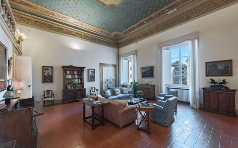 Elegant Suite: Exclusive Florence Apartment with V: Interior Design, Möbel, Decke, Flooring, Fussboden, Zimmer, Beleuchtung, Bilderrahmen, Stuhl, Wohnzimmer