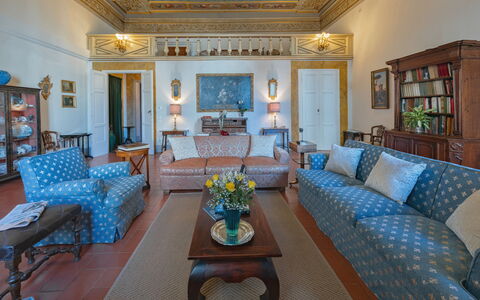 Elegant Suite: Exclusive Florence Apartment with V: Möbel, Interior Design, Flooring, Zimmer, Fussboden, Tabelle, Decke, Bilderrahmen, Couch, Stuhl