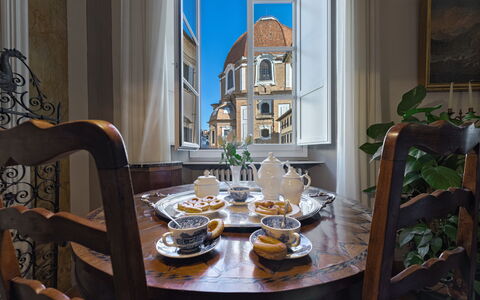 Elegant Suite: Exclusive Florence Apartment with V: Möbel, Interior Design, Geschirr, Tabelle, Servierware, Zimmer, Bilderrahmen, Dishware, Esszimmer, Porzellan